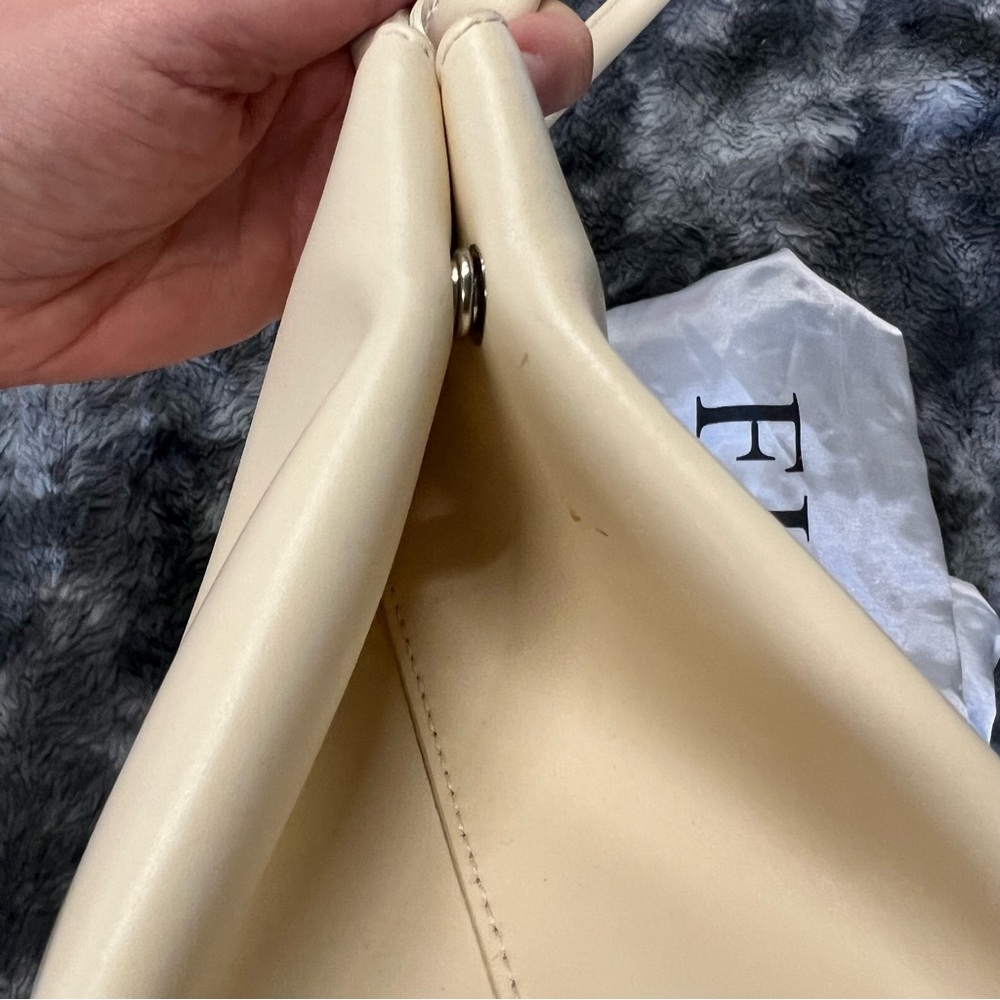 🩷FURLA large cream colored trapezoid shoulder bag. - Picture 5 of 11